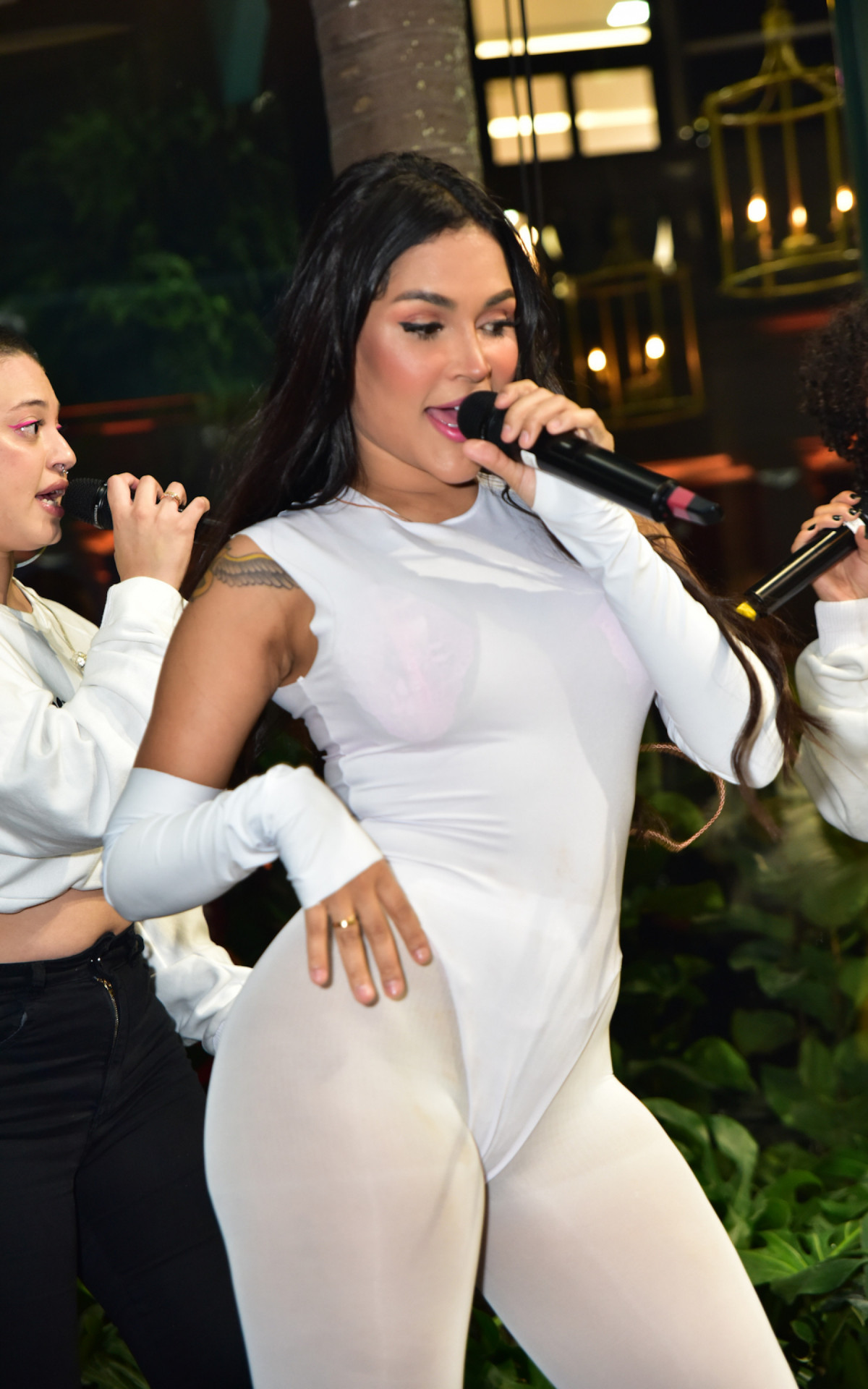 Flay faz pocket show em desfile de São Paulo