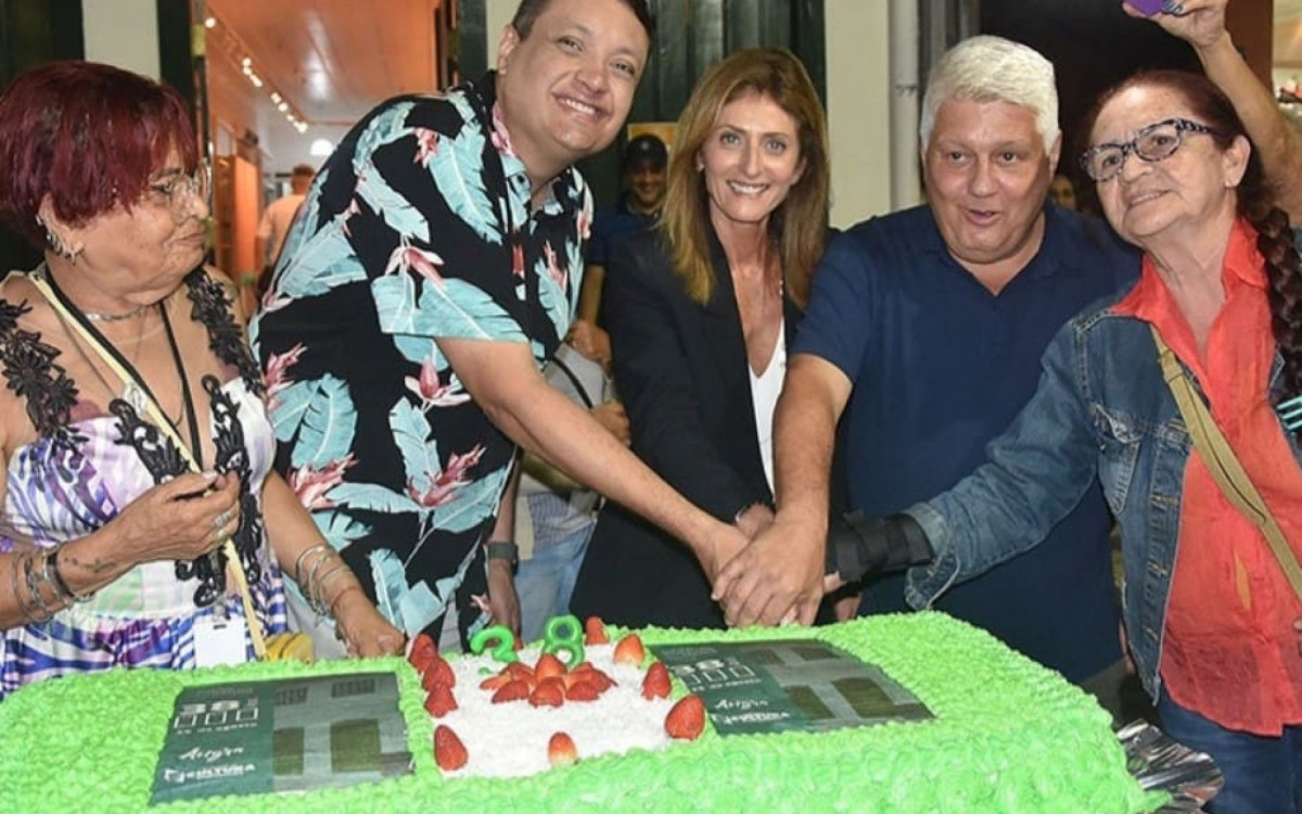 Deputada estadual Célia Jordão (centro) ladeada pelos secretários da pasta e governo no corte do bolo