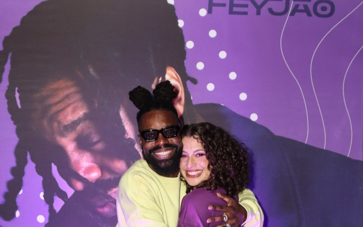 Na festa, o cantor recebeu o carinho da mulher, J&eacute;ssica Tucha, e de amigos famosos como...