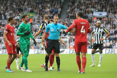 Van Dijk pode ser suspenso por descumprir regra após expulsão em partida pela Premier League