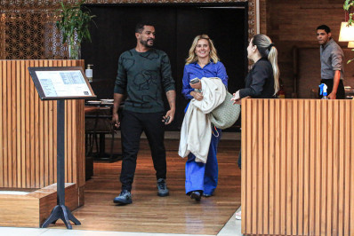 Carolina Dieckmann e Samuel de Assis são vistos almoçando juntos no Rio