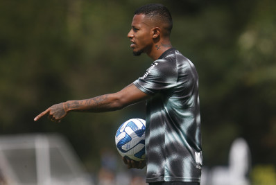 Botafogo treina com Tchê Tchê no ataque para enfrentar o Corinthians
