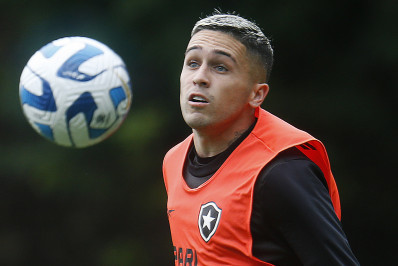 Diego Hernández avalia adaptação no Botafogo e brinca: 'Em time que está ganhando não se mexe'