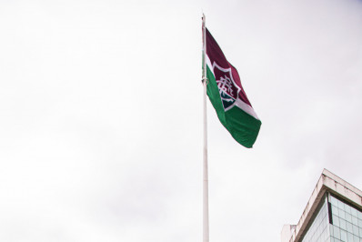 Marcelo apresenta evolução em tratamento, e treina com bola no Fluminense