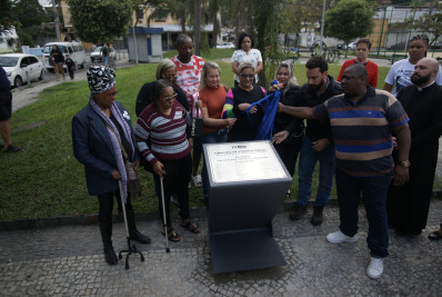 Prefeitura inaugura placa em homenagem às vítimas da Chacina de Vigário Geral