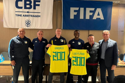 CBF faz homenagem para Daronco e Luiz Flávio pelos 200 jogos apitados na Série A