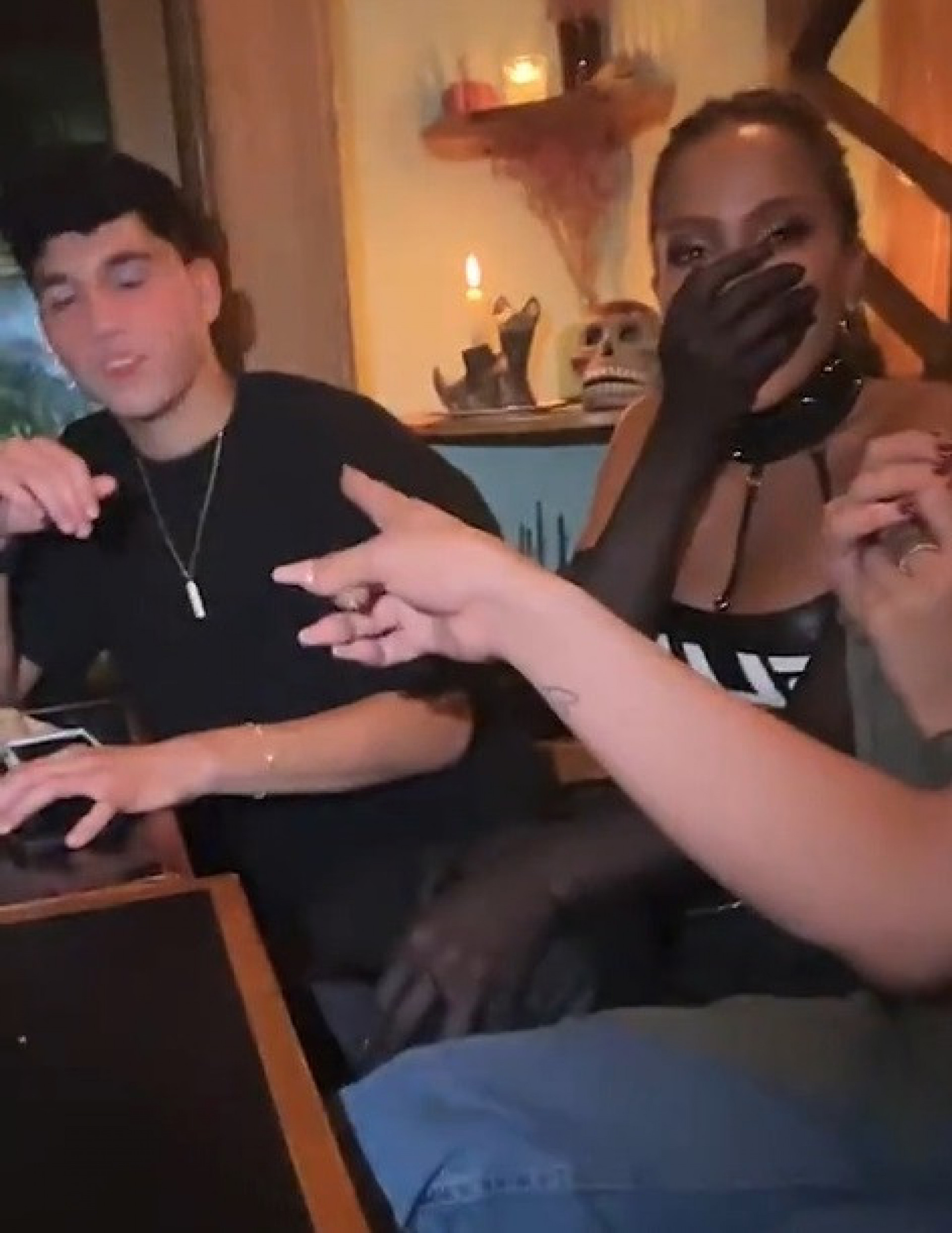 Anitta janta com o jogador de futebol Kevin Alvarez - Reproduçaõ de vídeo