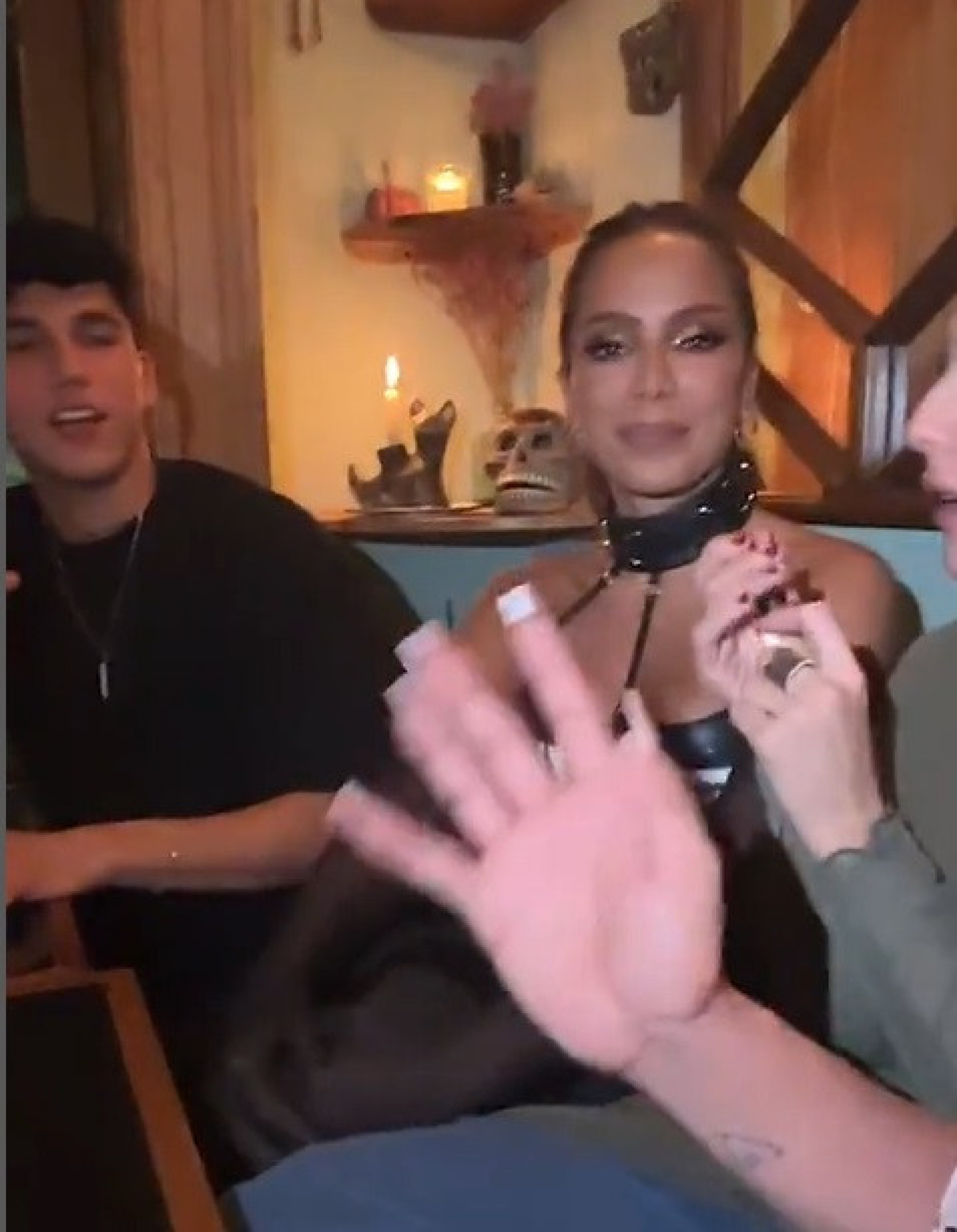 Anitta janta com o jogador de futebol Kevin Alvarez - Reproduçaõ de vídeo