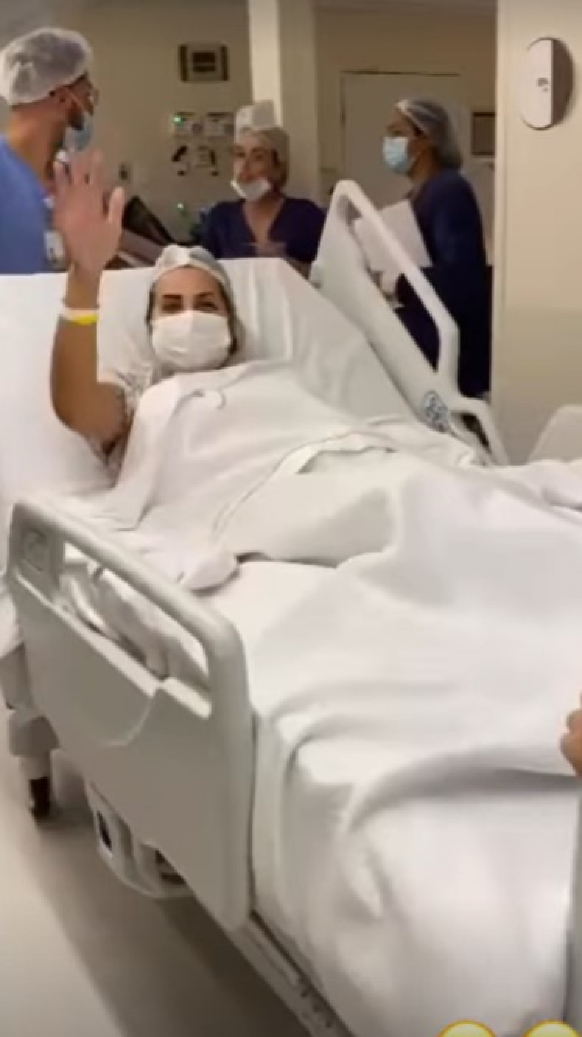 Deolane Bezerra usou os Stories, do Instagram, nesta terça-feira (29), para compartilhar com os seguidores seu novo procedimento estético
- Reprodução / Instagram