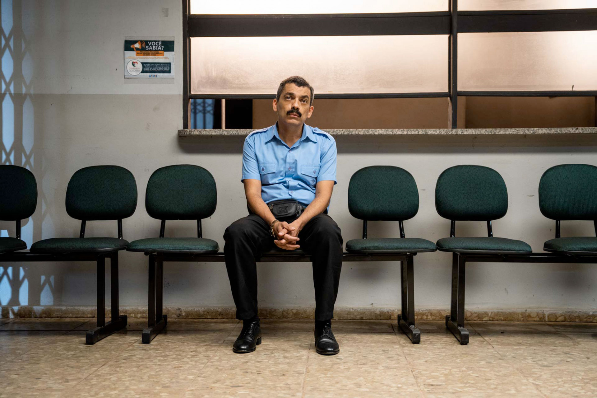 'O Porteiro' &eacute; estrelado por Alexandre Lino - Divulga&ccedil;&atilde;o / Laura Campanella