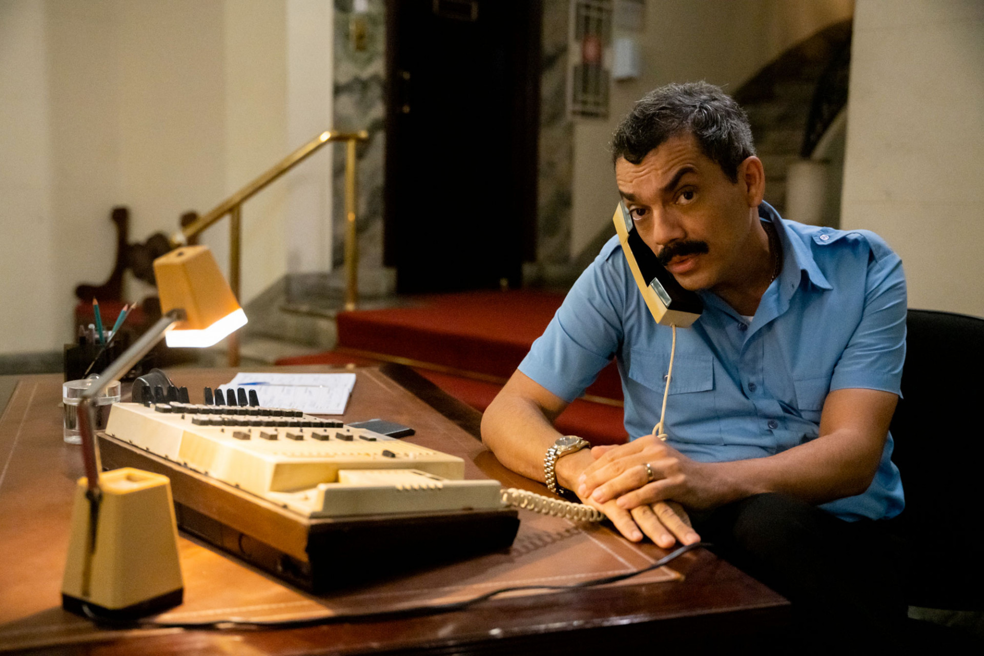 O ator Alexandre Lino interpreta o porteiro Waldisney no filme - Fotos Laura Campanella / Divulgação