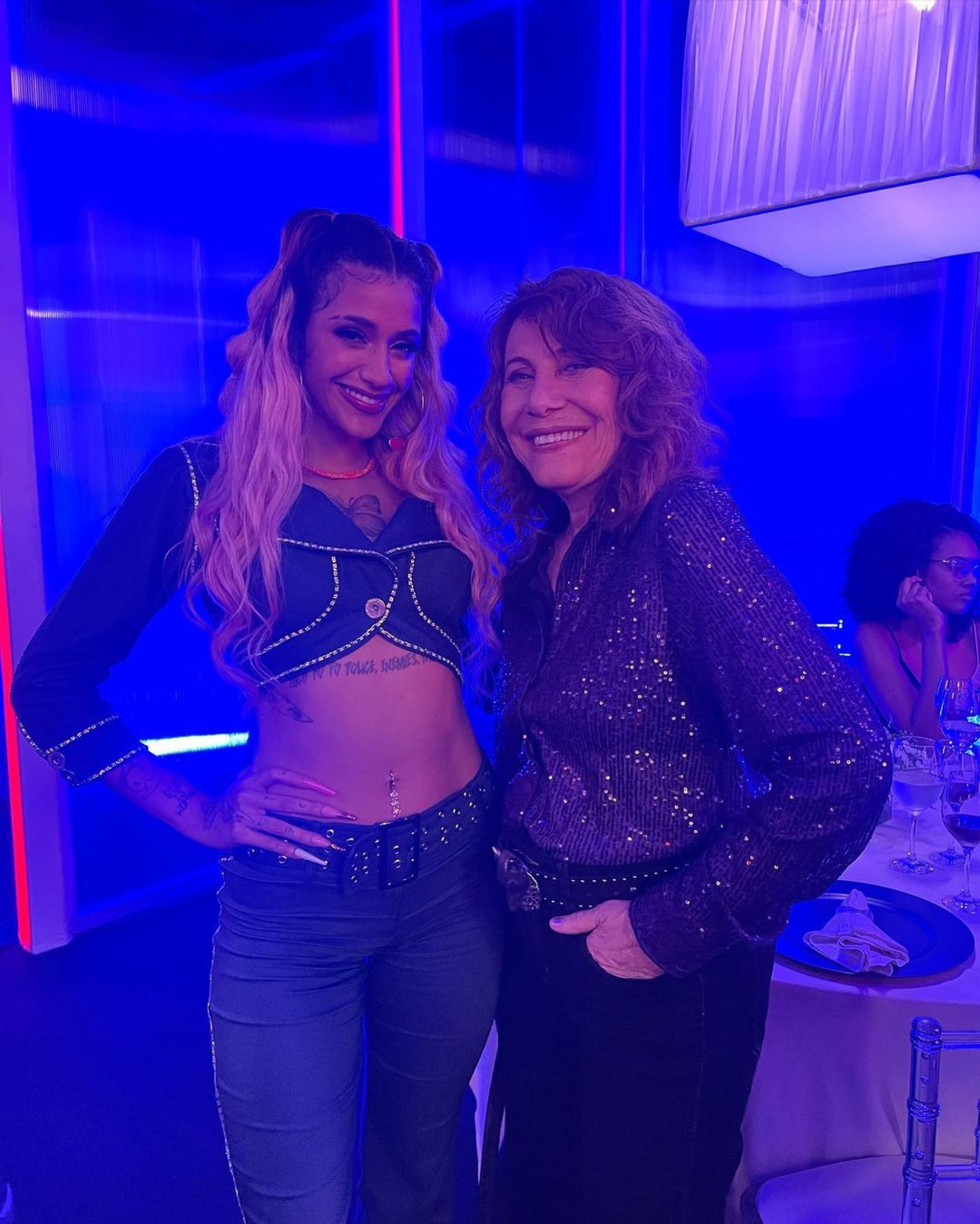 Azzy e Renata Sorrah nos bastidores da novela 'Vai na Fé' - Reprodução/Instagram