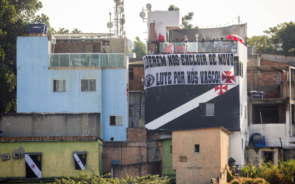 Faixa estendida em protesto contra a ausencia de publico e vista na comunidade da Barreira do Vasco