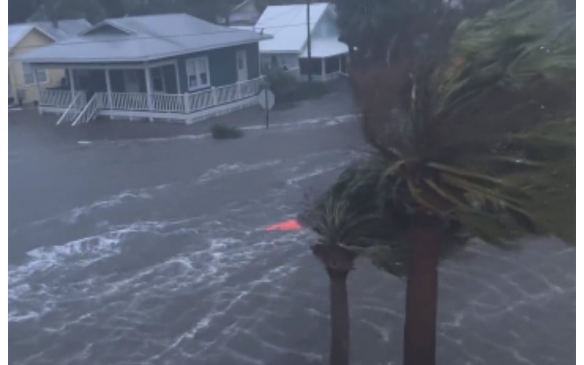 Na Flórida, cidade de Cedar Key sofreu com inundações causadas pelo Idalia 