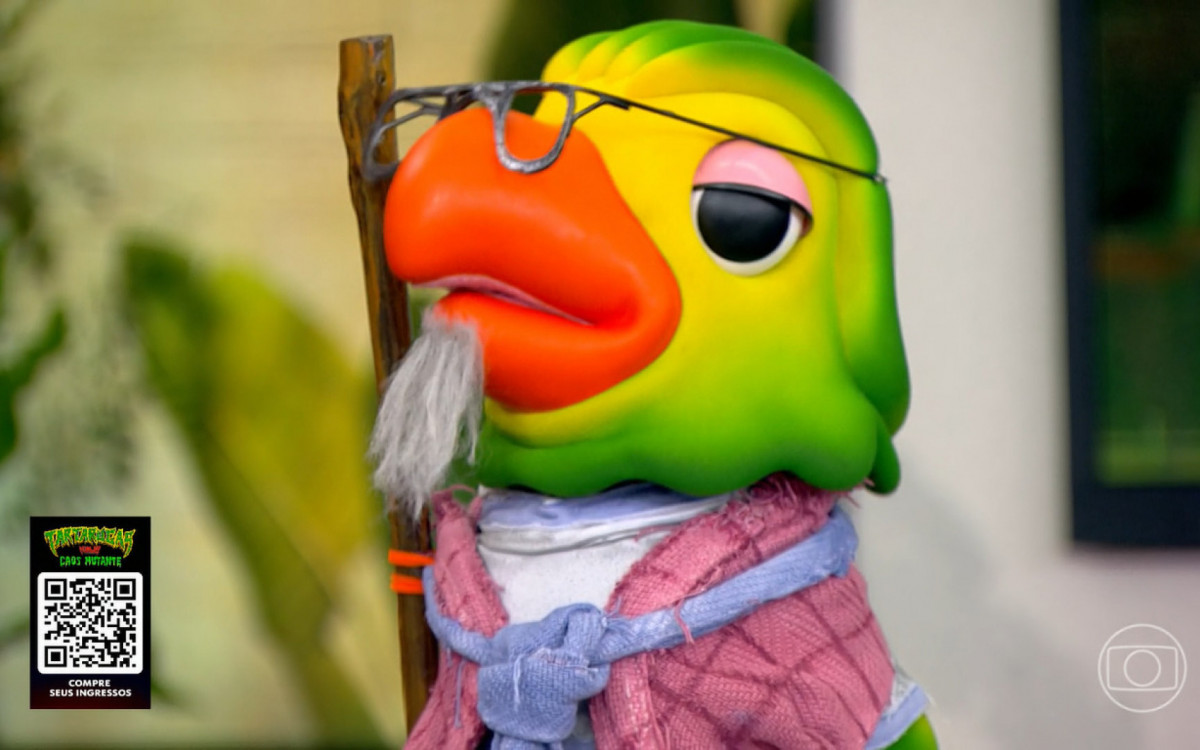 Ao lado de Ana Maria Braga, Louro Man&eacute; se fantasiou de Mestre Splinter para receber as Tartarugas Ninja