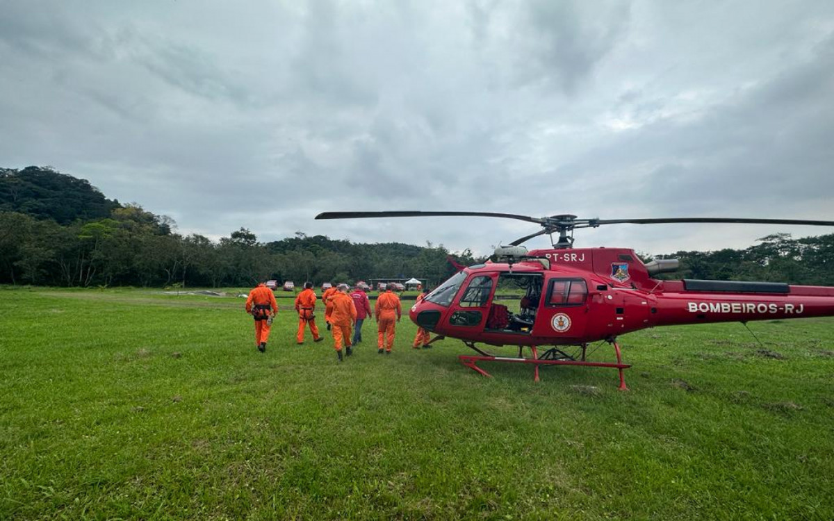 Bombeiros sobrevoam o local com helicóptero e drones