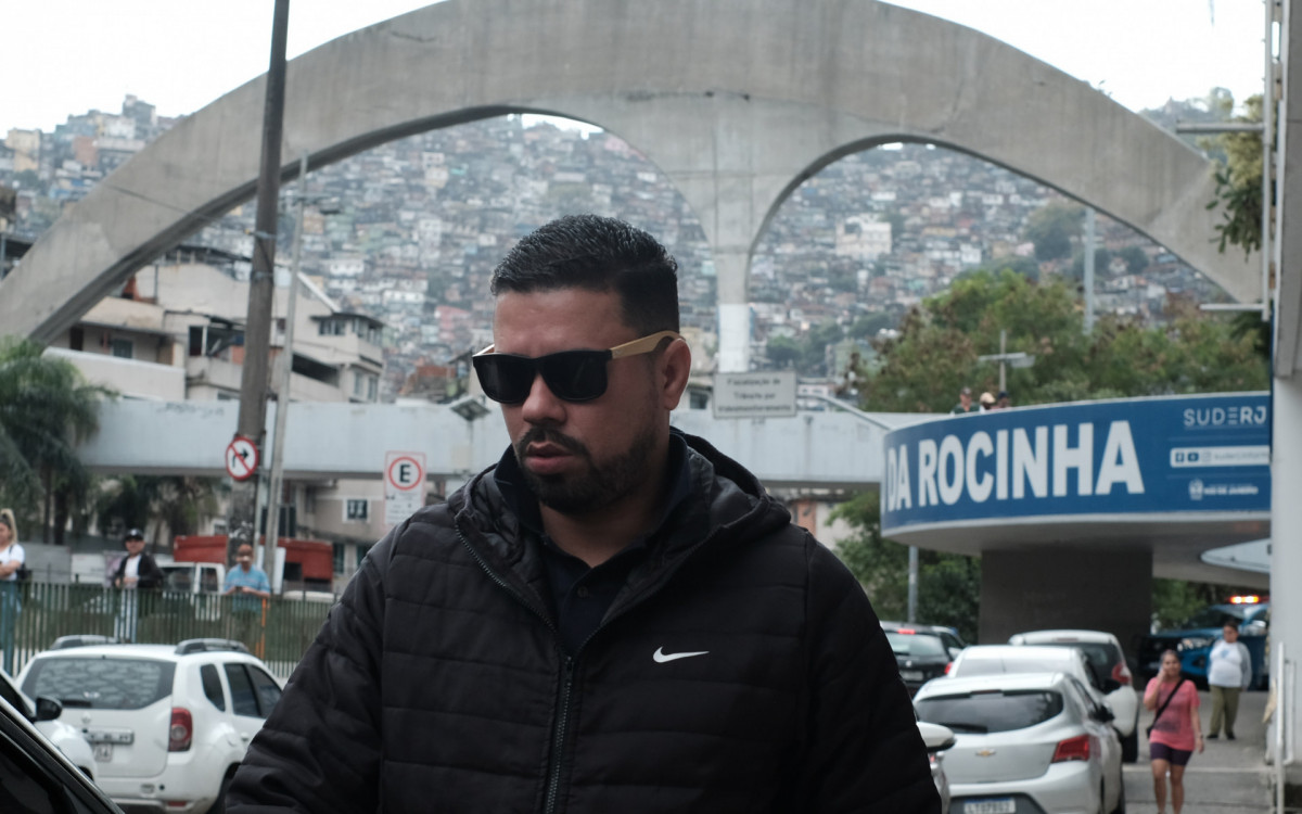 Rodrigo Carvalho, pai da Jenifer Carvalho, morta na Rocinha esteve na 11°DP junto de parentes para dar depoimentos sobre o caso. Nesta quarta-feira (30).