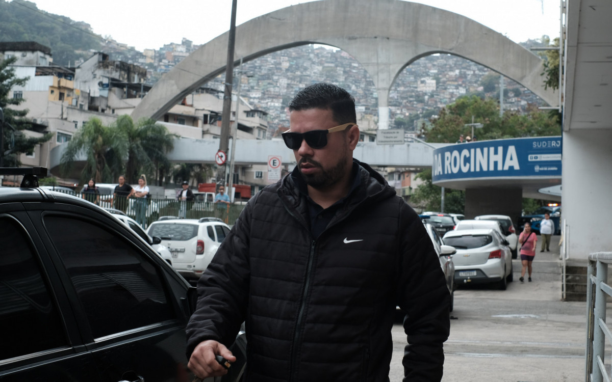 Rodrigo Carvalho, pai da Jenifer Carvalho, morta na Rocinha esteve na 11°DP junto de parentes para dar depoimentos sobre o caso. Nesta quarta-feira (30).