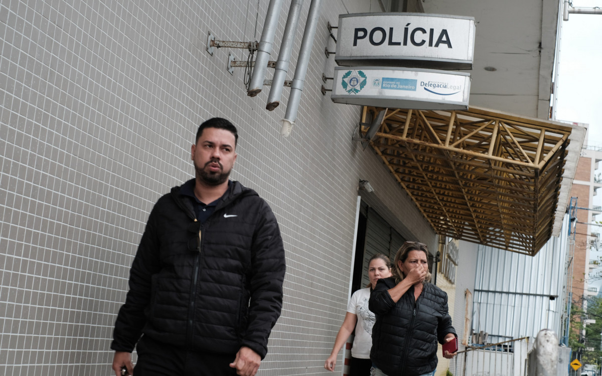 Rodrigo Carvalho, pai da Jenifer Carvalho, morta na Rocinha esteve na 11°DP junto de parentes para dar depoimentos sobre o caso. Nesta quarta-feira (30).