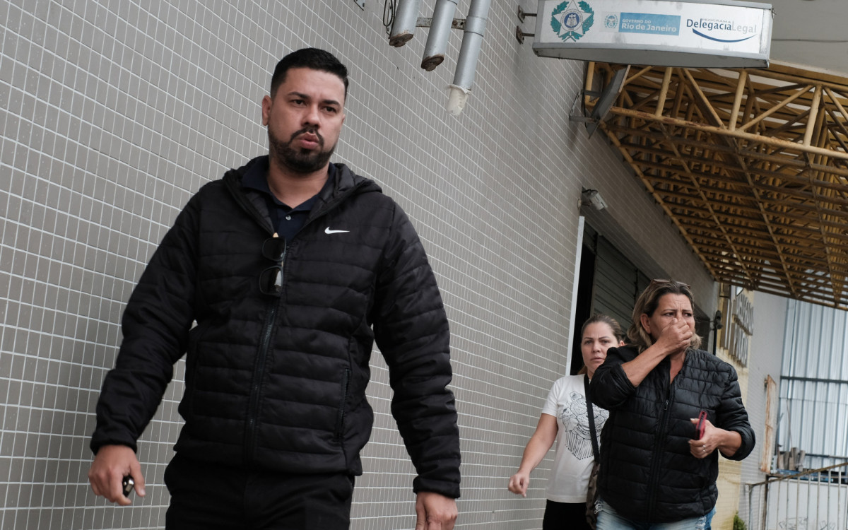 Rodrigo Carvalho, pai da Jenifer Carvalho, esteve na 11&ordf; DP (Rocinha) junto de parentes para prestar depoimentos sobre o caso, nesta quarta-feira (30)