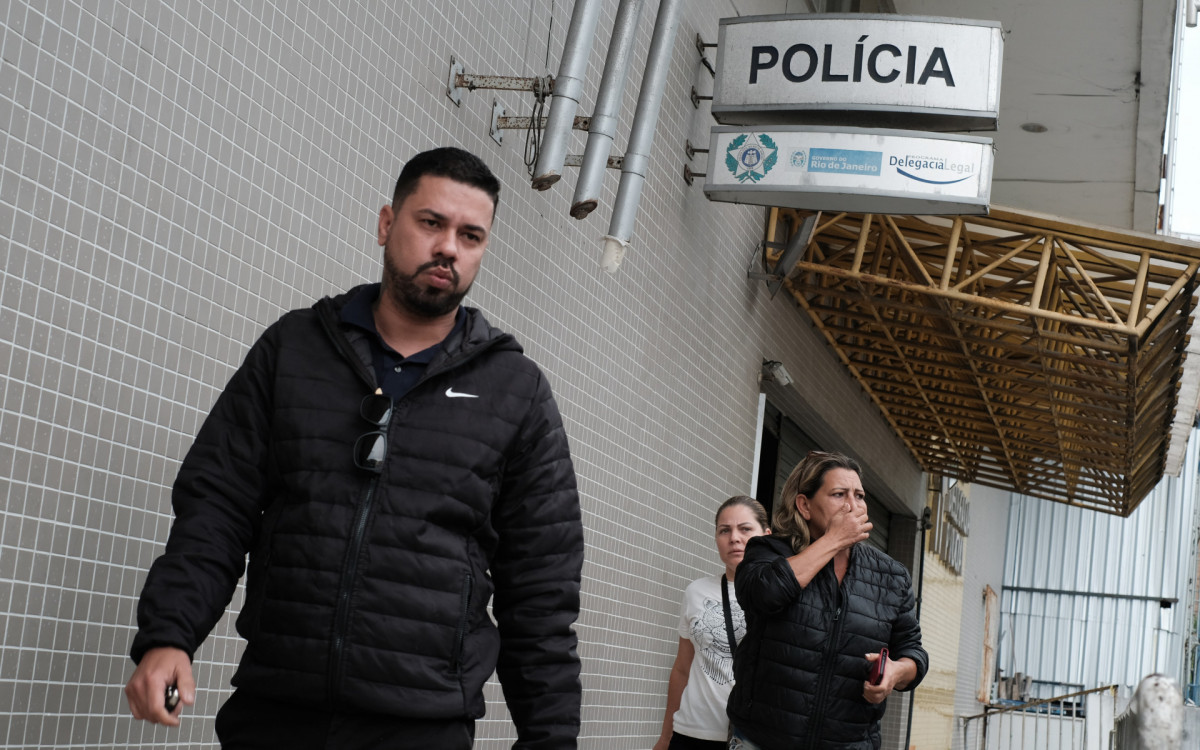 Rodrigo Carvalho, pai da Jenifer Carvalho, esteve na 11&ordf; DP (Rocinha) junto de parentes para prestar depoimentos sobre o caso, nesta quarta-feira (30)