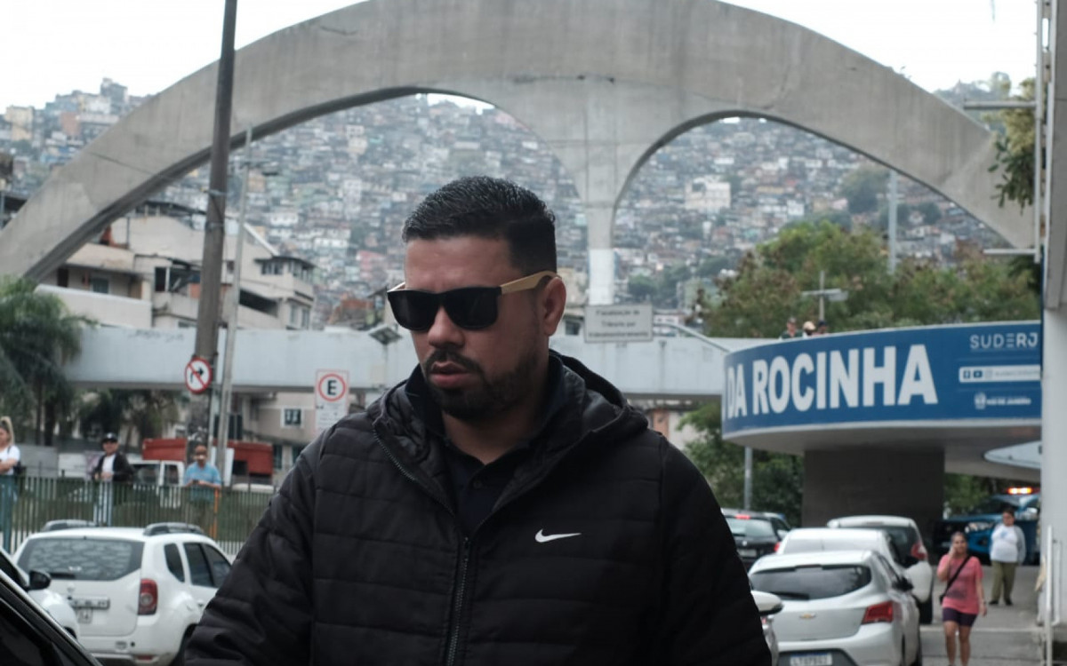 O pai e familiares de Jenifer Carvalho Paes estiveram na 11ªDP (Rocinha) para prestar depoimento - Pedro Ivo/Agência O DIA