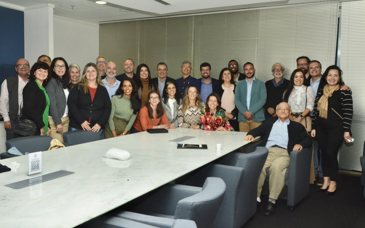 Prefeito Welberth Rezende recebe do reitor uma placa com mo&ccedil;&atilde;o de agradecimento celebrando os 40 anos da UFRJ em Maca&eacute;
