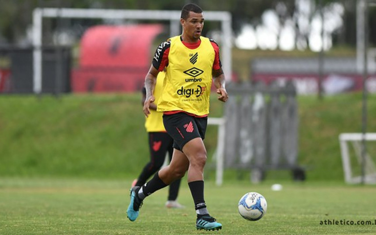 Acertado com o Cruzeiro, Z&eacute; Ivaldo &eacute; afastado pelo Athletico