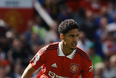 Manchester United confirma lesão de Varane e afirma que jogador será desfalque