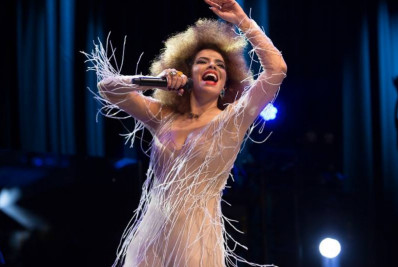 Confirmado! Vanessa da Mata será atração na parada em Arraial do Cabo