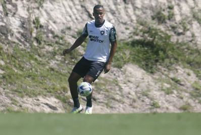 Apesar da insistência do Vasco, Botafogo segue fazendo jogo duro por Marlon Freitas