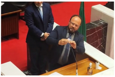 Vídeo: deputado limpa com álcool microfone usado por Jair Bolsonaro em Minas