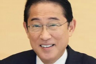 Primeiro-ministro japonês come peixe de Fukushima e incentiva consumo