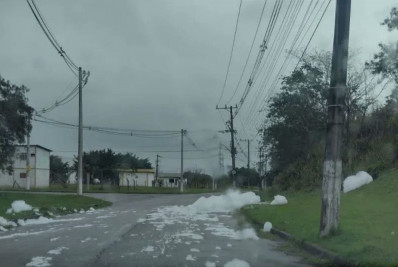 Dias antes da paralisação na ETA do Guandu, morador denunciou espuma nas ruas de Queimados
