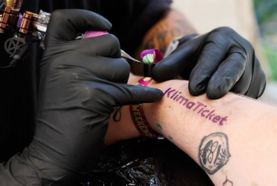 Áustria oferece transporte anual gratuito a quem tatuar cartão ferroviário