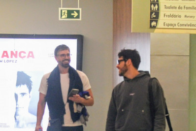 Reynaldo Gianechinni e Bruno Fagundes esbanjam simpatia em shopping no Rio