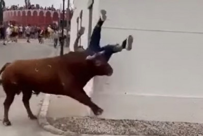 Mulher distraída é atacada em corrida de touros na Espanha
