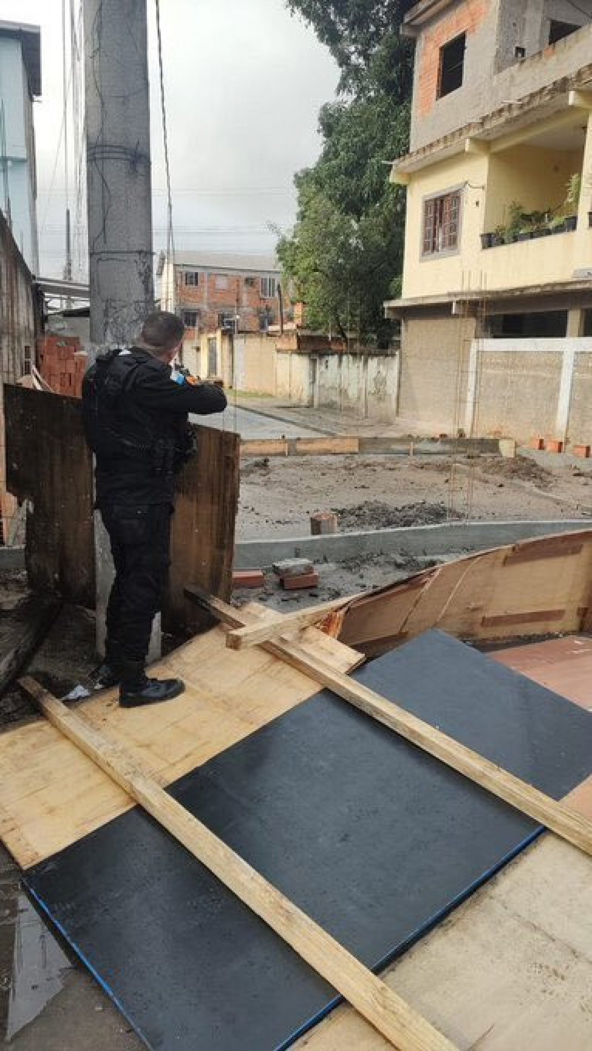 Policiais militares impedem construção de casa que seria usada como barricada na Baixada Fluminense - Reprodução/Redes sociais