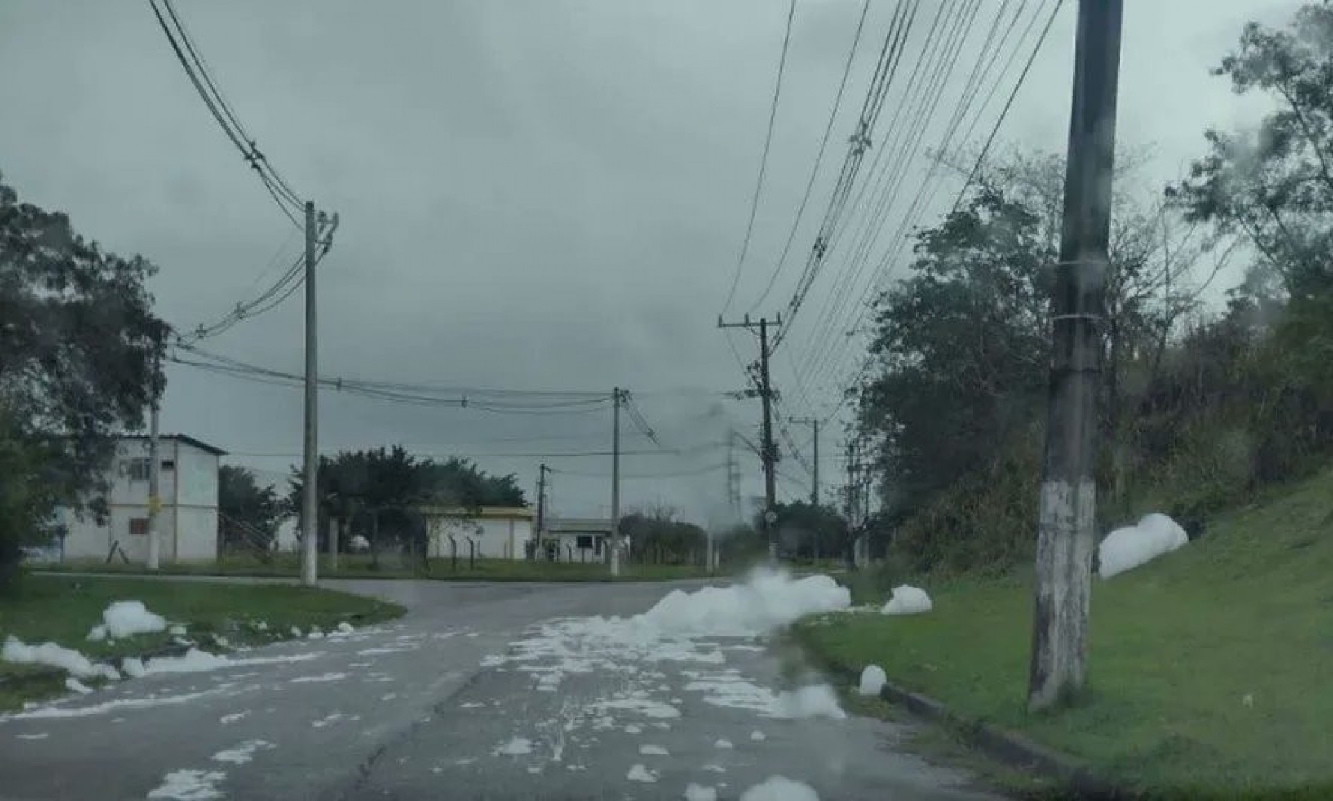 Morador denunciou a presença da espuma branca nas galerias de esgoto e nas ruas de Queimados - Reprodução/Redes Sociais