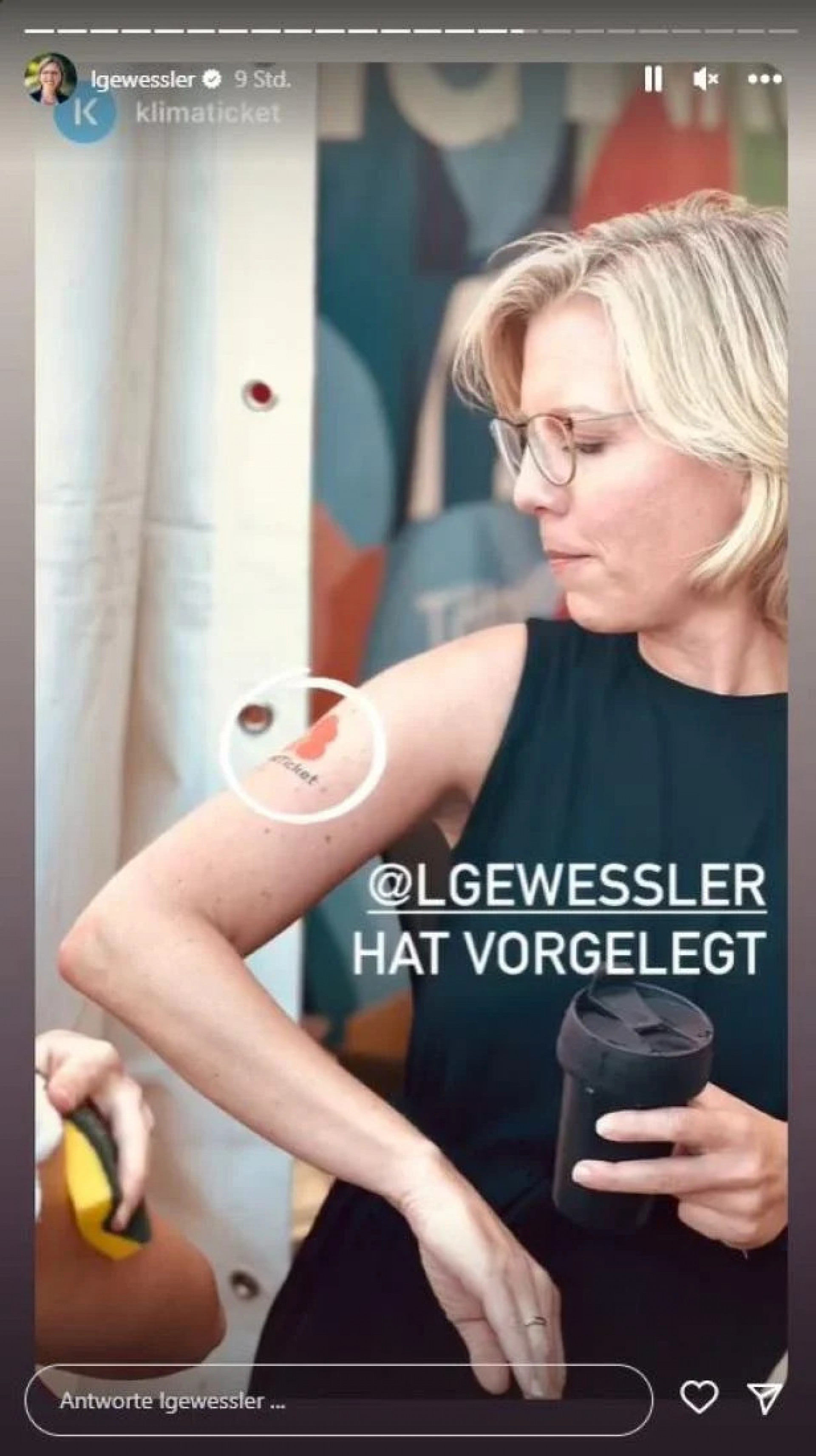 Gewessler e a tatuagem temporária com a promoção da KlimaTicket  - Reprodução/Instagram
