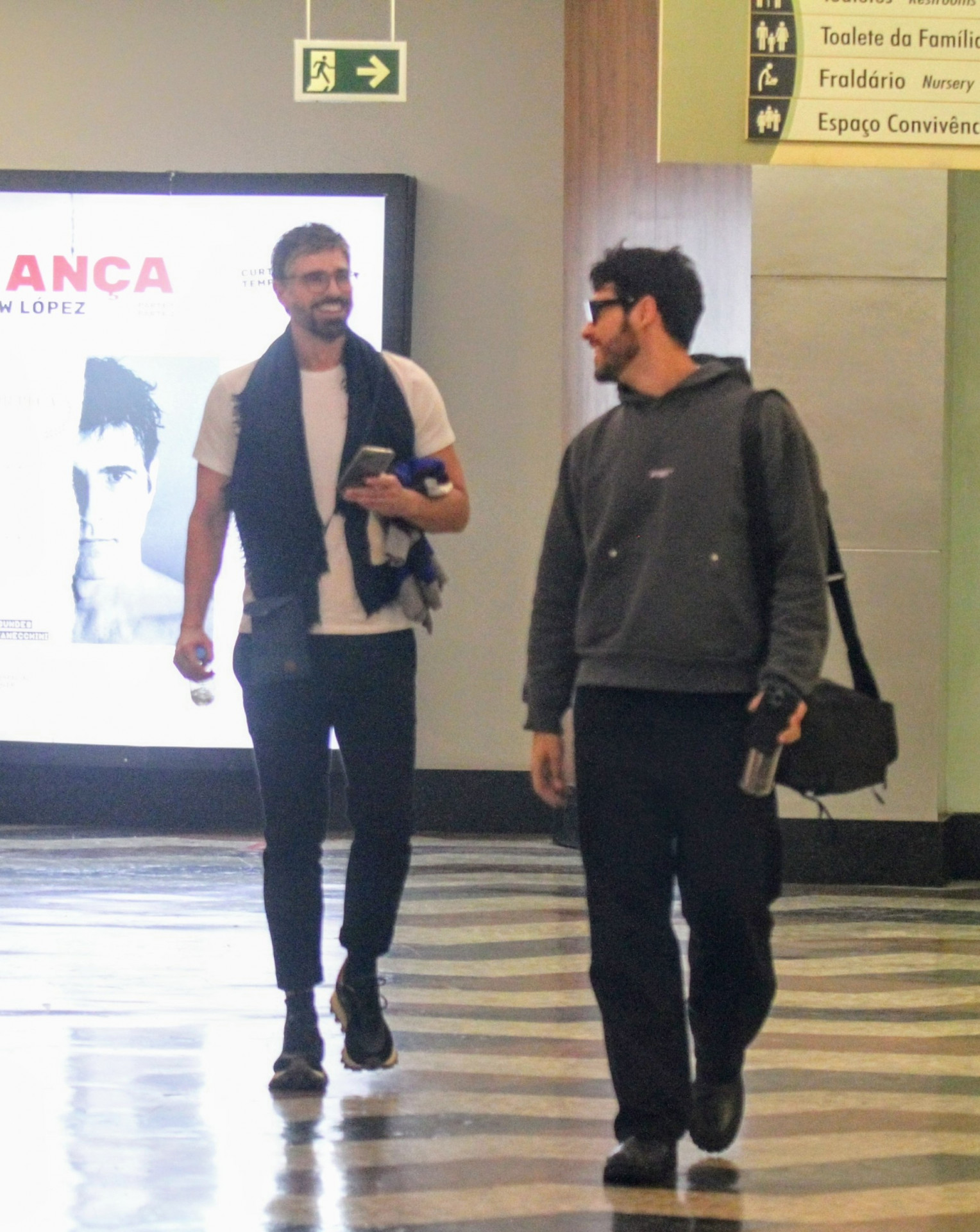 Reynaldo Gianechinni e Bruno Fagundes são clicados em shopping da Zona Sul do Rio - Dan Delmiro/ Agnews