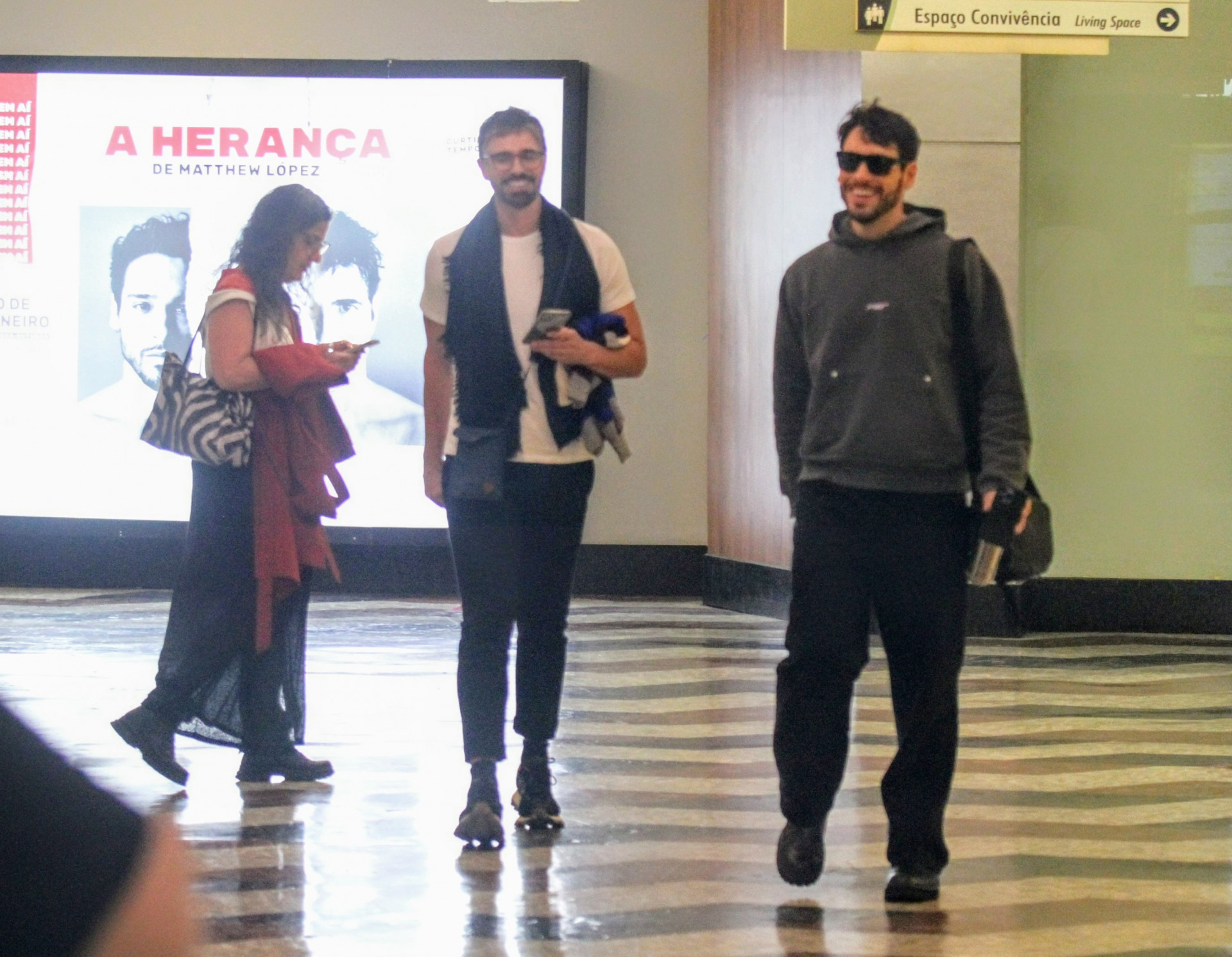 Reynaldo Gianechinni e Bruno Fagundes são clicados em shopping da Zona Sul do Rio - Dan Delmiro/ Agnews