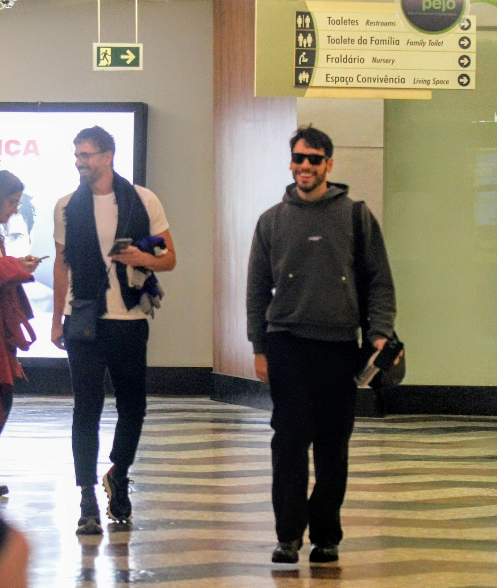 Reynaldo Gianechinni e Bruno Fagundes são clicados em shopping da Zona Sul do Rio - Dan Delmiro/ Agnews