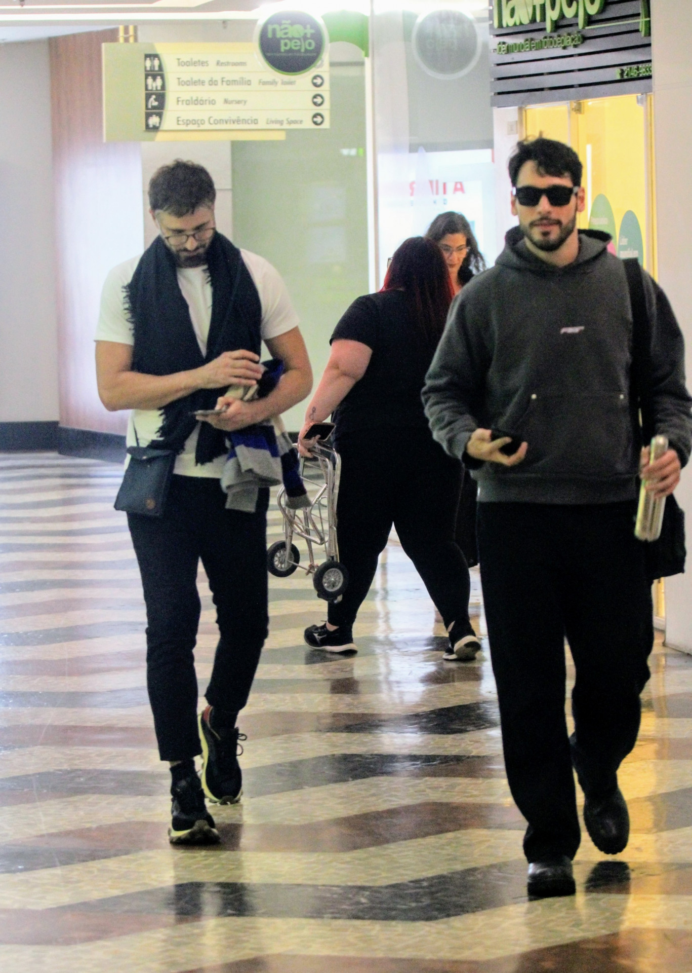 Reynaldo Gianechinni e Bruno Fagundes são clicados em shopping da Zona Sul do Rio - Dan Delmiro/ Agnews