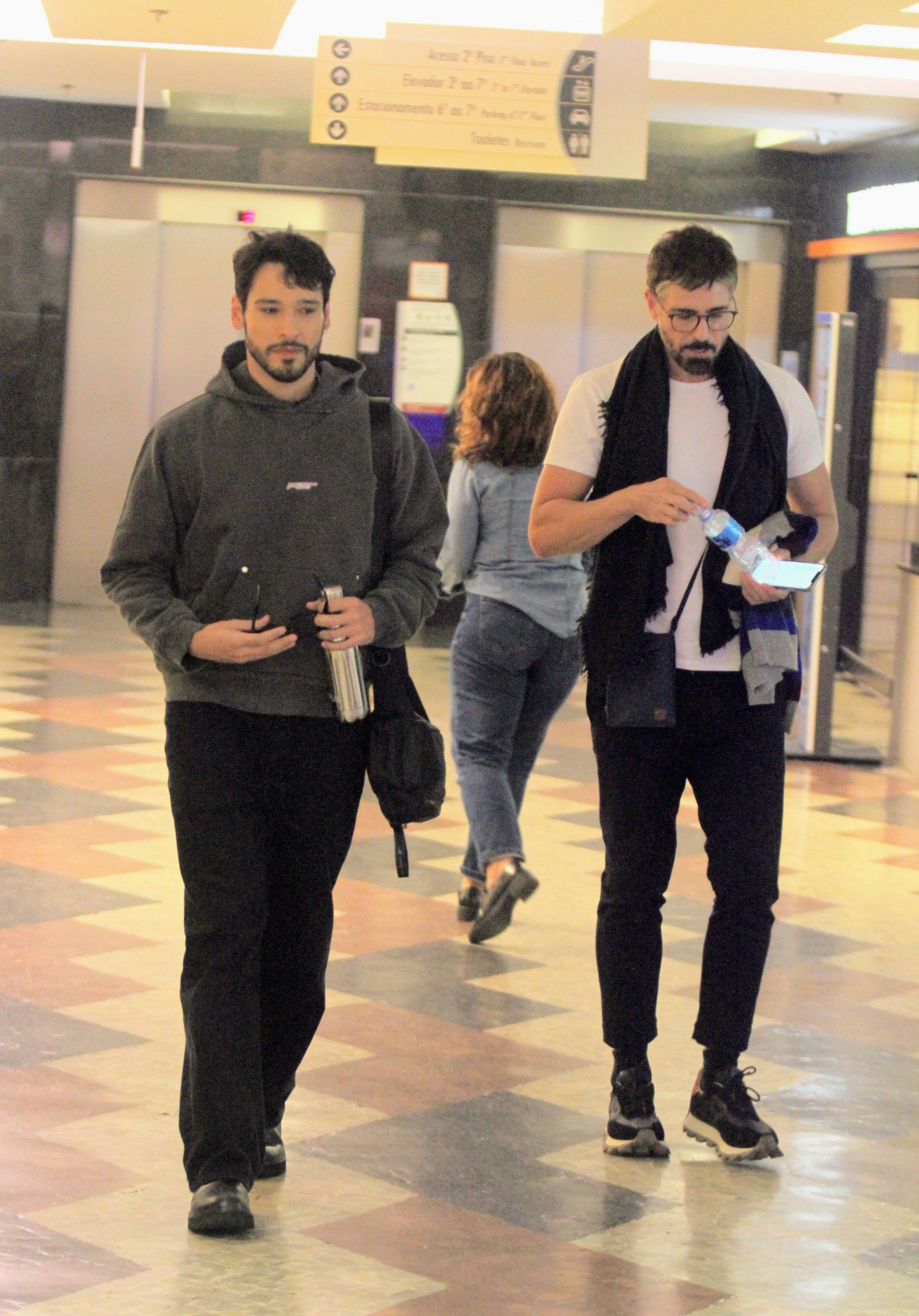 Reynaldo Gianechinni e Bruno Fagundes são clicados em shopping da Zona Sul do Rio - Dan Delmiro/ Agnews