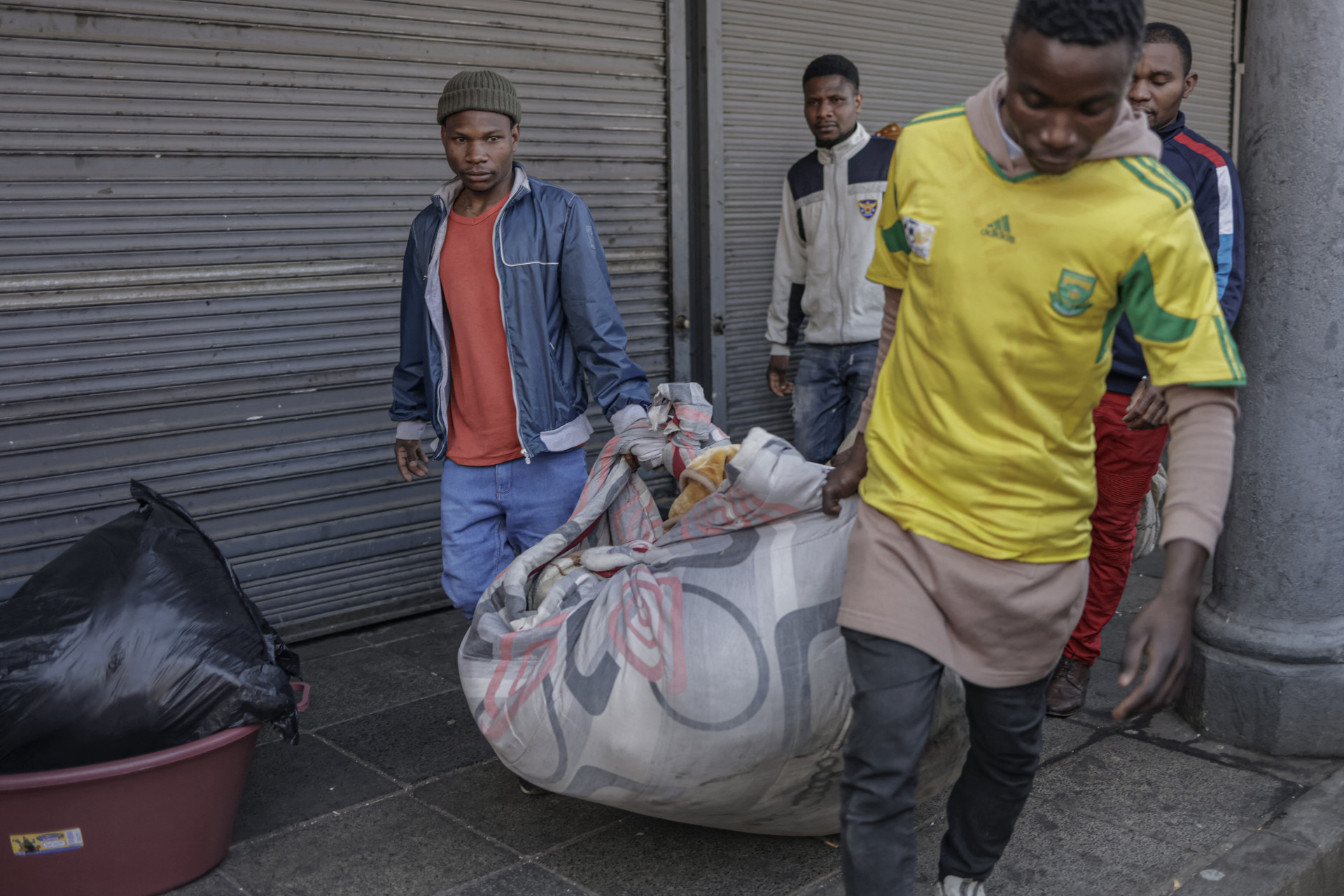 Moradores tiveram que evacuar o prédio - Michele Spatari/AFP