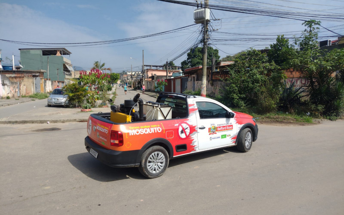 O carro-fumacê passou por diversas ruas do bairro Bom Pastor para combater o Aedes Aegypti