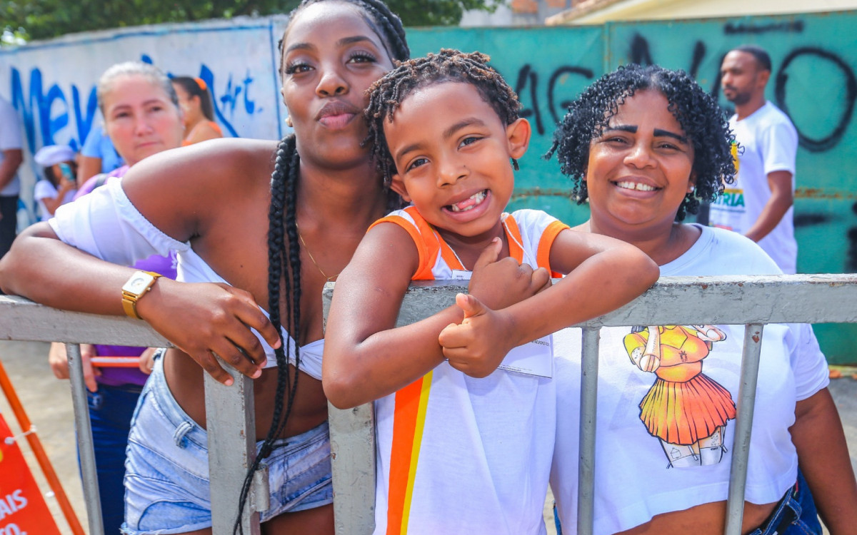 A doméstica e moradora de Heliópolis, Renata Assis, levou o neto Maicon Douglas, da creche Geraldo Dias Fontes, para desfilar