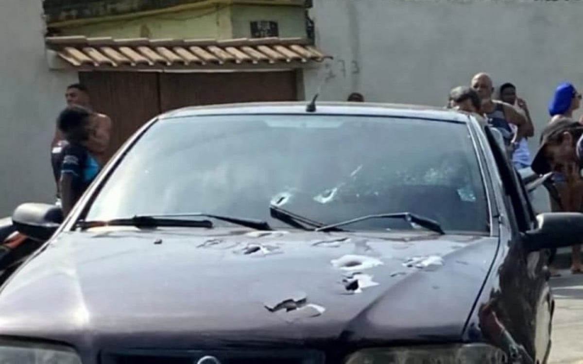 Carro ficou marcado por tiros depois de tiroteio entre milicianos em Santa Cruz