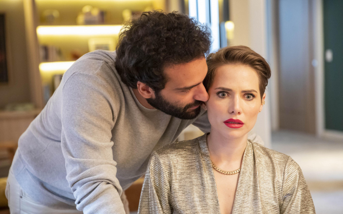 Vanessa (Leticia Colin) e Rafael (Humberto Carrão) em cena na novela